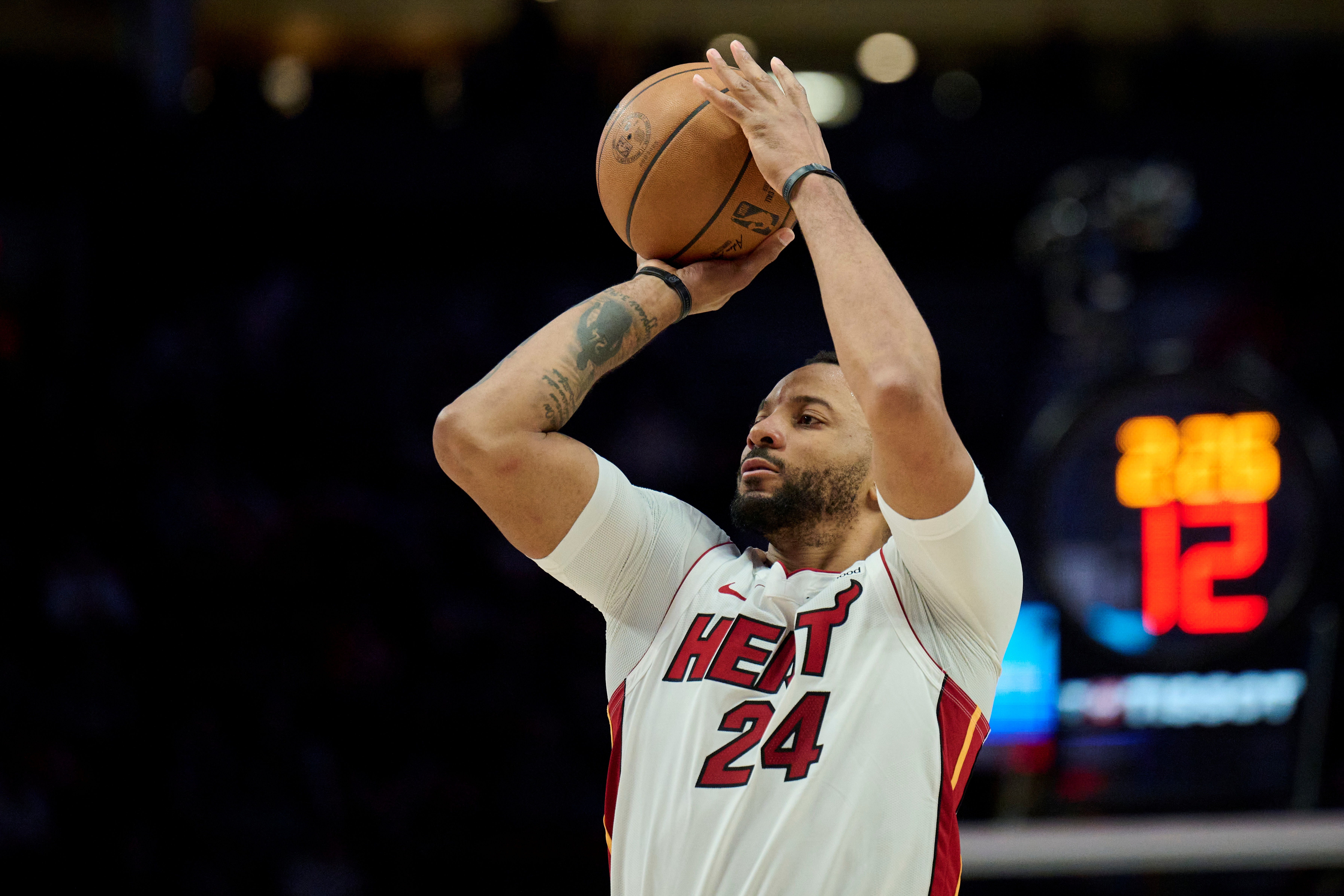 澳门新葡京官网-板凳发力！诺曼·鲍威尔替补17中8砍下25分 三分7中3